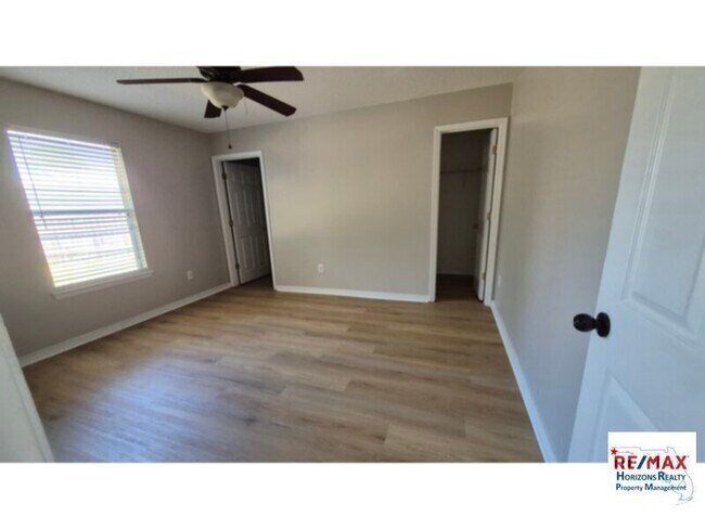 Building Photo - Delightful West Side Cottage