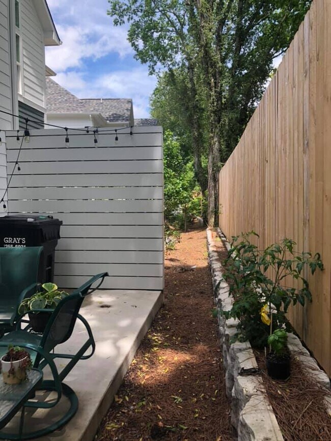 Building Photo - 509 Rosedale Ave