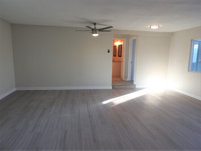 Building Photo - 2220 W Bell Vista Ave