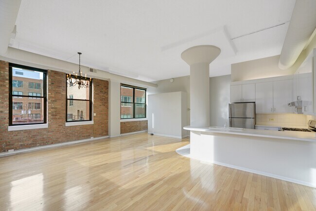 Building Photo - 812 W Van Buren St