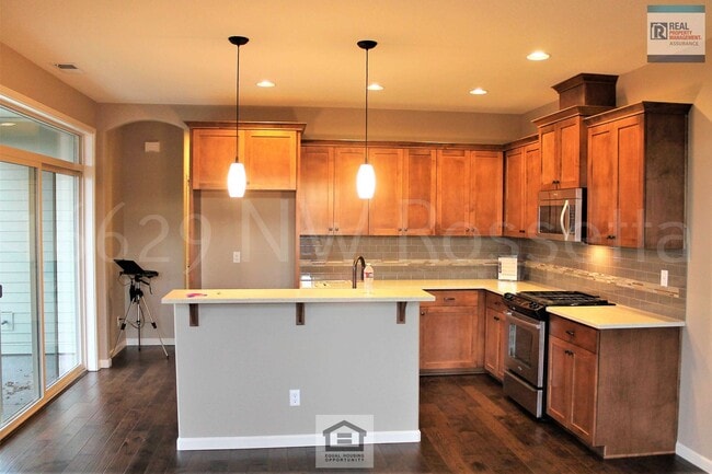 Building Photo - Beautiful 3 BR/2.5 BA Home in Desirable Bethany Neighborhood