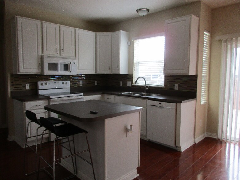 Building Photo - 784 Sanville Dr