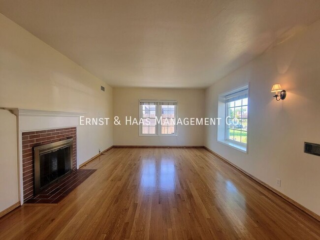 Building Photo - Beautiful Bixby Knolls 2 Bedroom Home with...