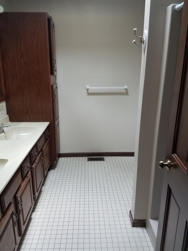 Building Photo - Beautiful 2-bedroom, 1-1/2 bath 2 Level Du...