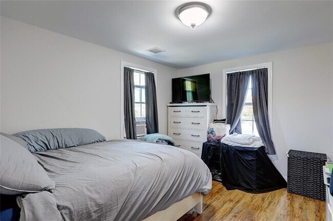 Building Photo - 216 Maple Ave