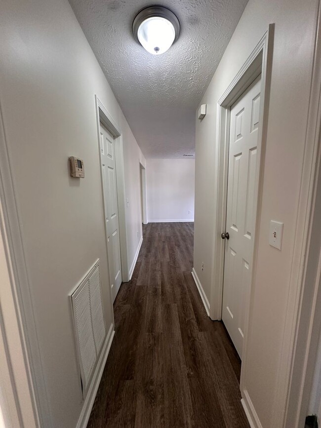 Building Photo - 121 Clyde Dr