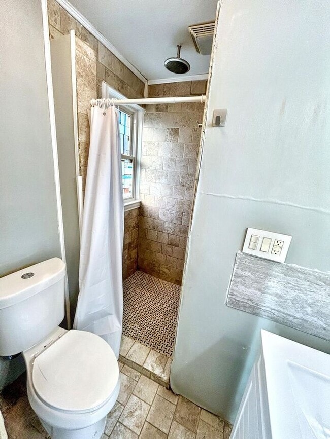 Building Photo - Charming 3-Bedroom Home – Spacious & Conve...