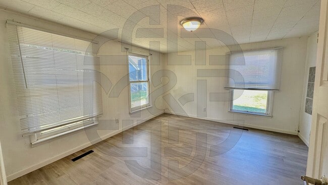 Building Photo - 410 E Taylor Ave