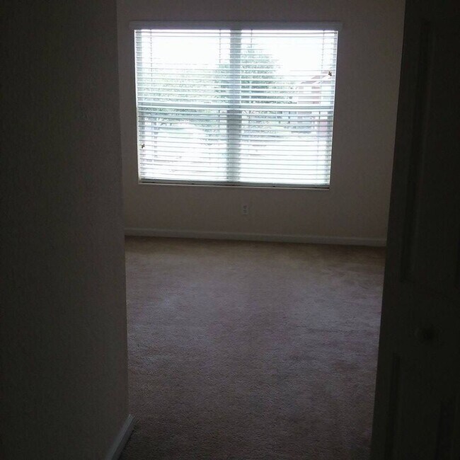 Building Photo - Beautiful 3BR/2.5BA Townhome with Water View in Fore Ranch