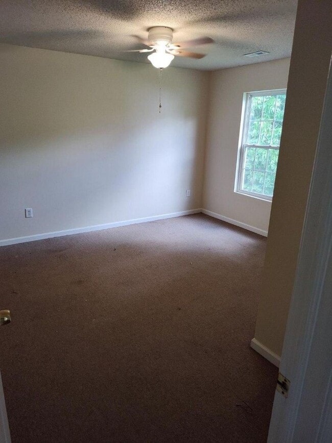 Building Photo - Super Cute home located in City Limits