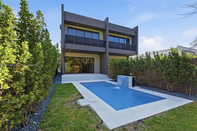 Building Photo - 2840 SW 32nd Ct