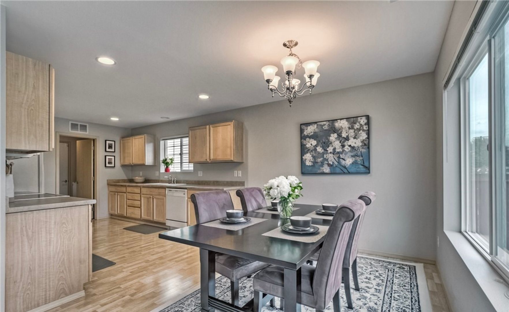 Building Photo - Beautiful Renton Home with A/C Available from now to 5/4/26