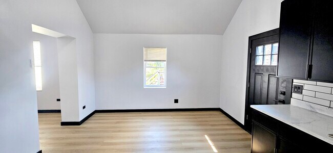Building Photo - 1833 W 21st St