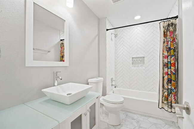 Building Photo - 5332 Balcones Dr