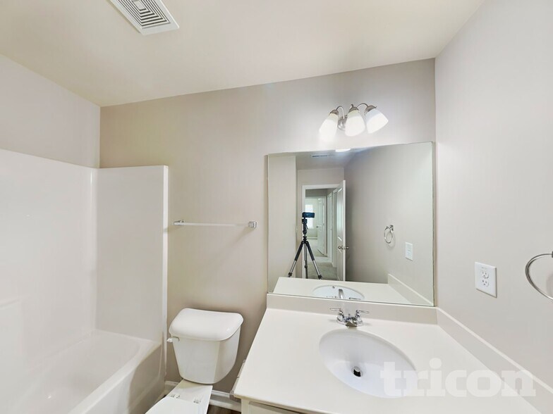 Building Photo - 207 Stillwood Dr