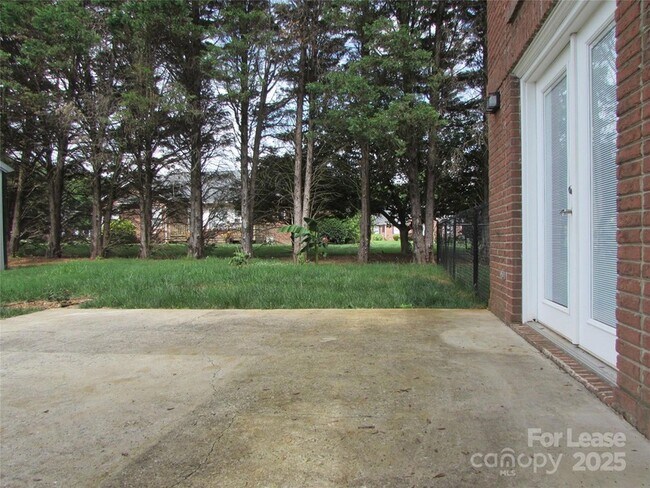Building Photo - 106 Yorkshire Dr