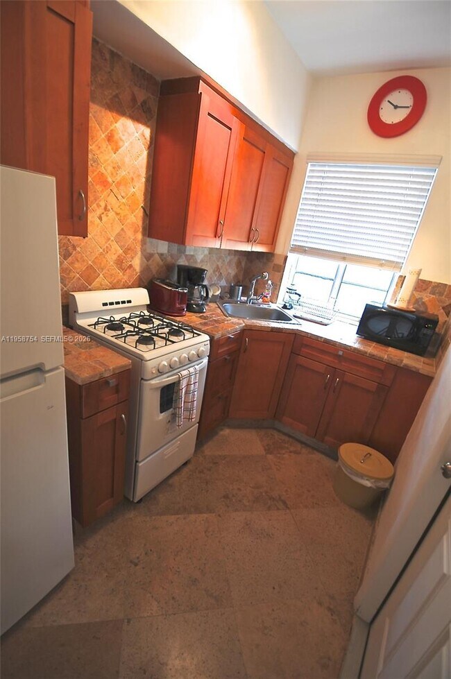 Building Photo - 601 7th St