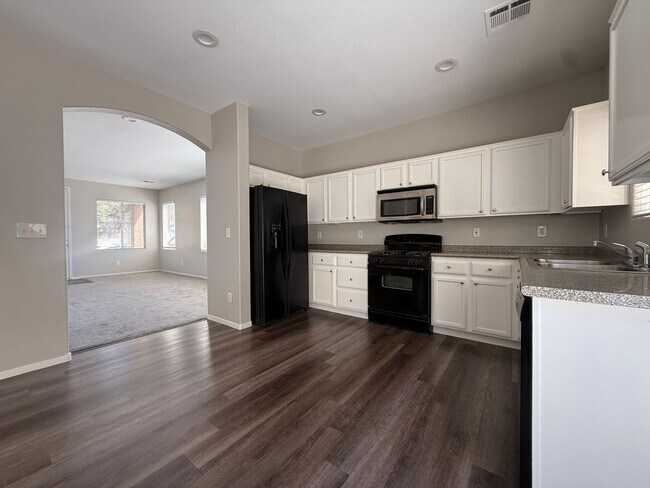 Building Photo - 4bd/2.5bath House