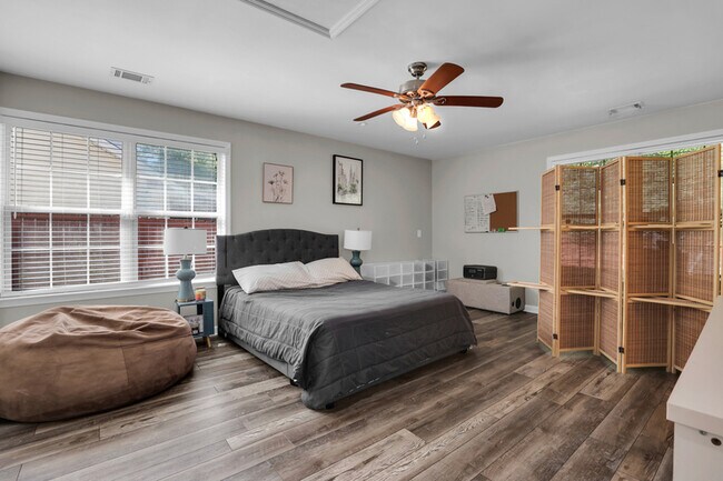 Building Photo - 136 Meadowside Ln