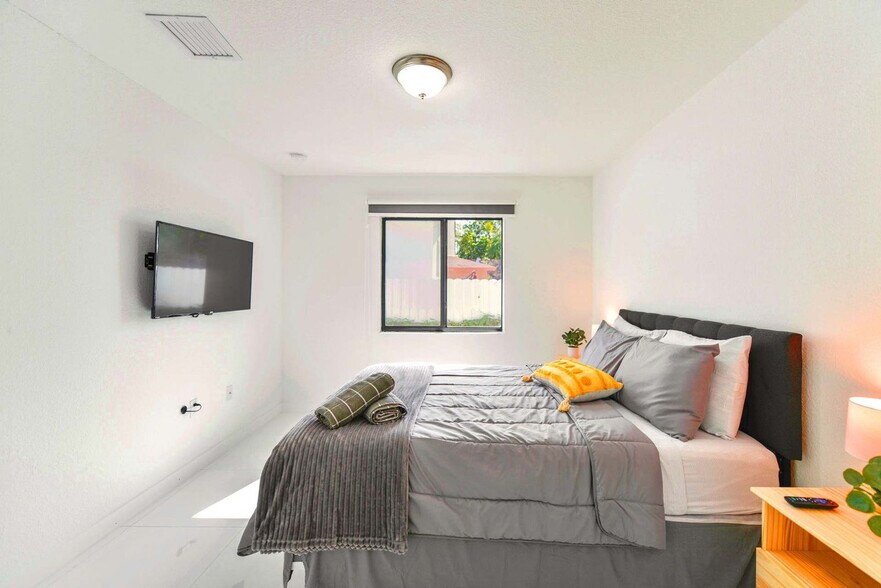 Building Photo - 2110 NW 66th St