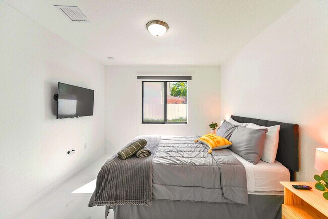 Building Photo - 2110 NW 66th St