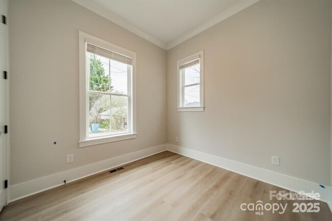 Building Photo - 576 Reid St