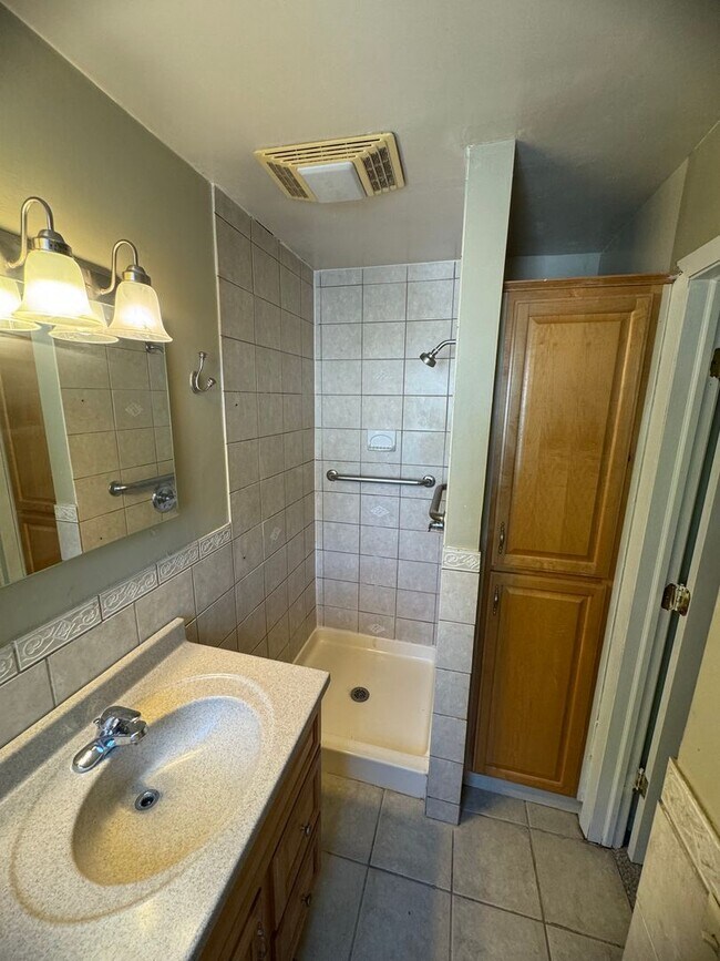 Building Photo - 3 bed 1.5 bath home in Bettendorf!