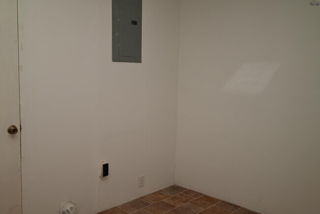 Building Photo - 1512 Parkdale Dr