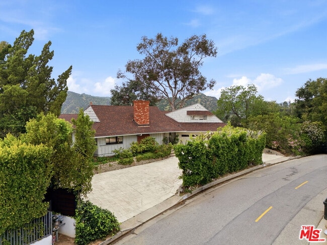 Building Photo - 935 Linda Flora Dr