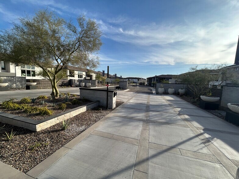 Building Photo - 2121 W Sonoran Desert Dr