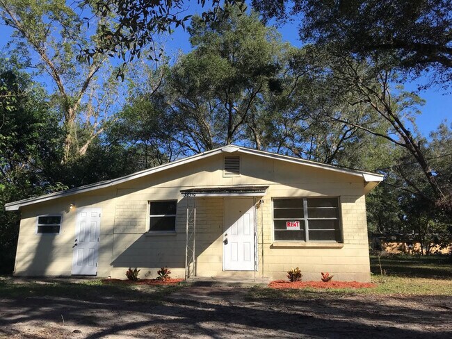 Building Photo - Quiet Dade City 3BR/1BA Block Home !