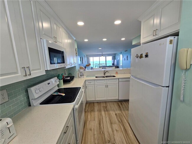 Building Photo - 10600 S Ocean Dr