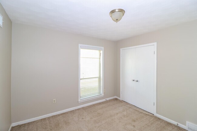 Building Photo - 3256 Bluemont Dr