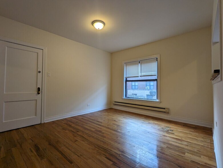 Building Photo - 813 W Waveland Ave