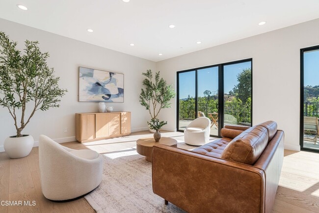 Building Photo - 252 Capri Dr