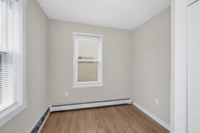 Building Photo - 50 1/2 Common St