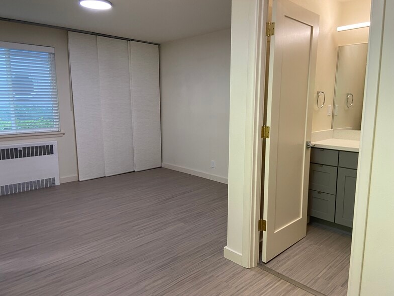 Bedroom 1 with en suite Bathroom - 2733 Franklin Ave E