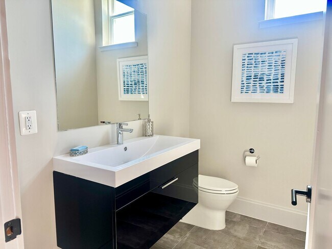 Building Photo - 2 Bedroom 2.5 Bathroom Penthouse with Park...