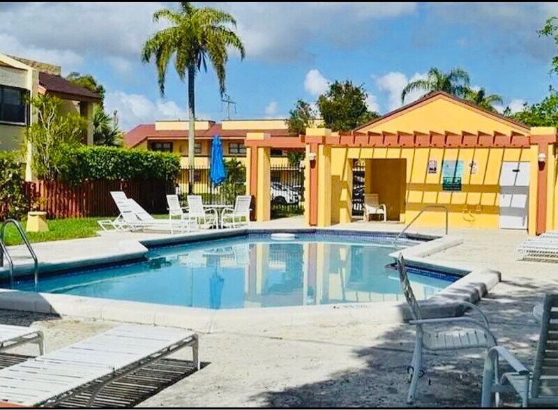 Building Photo - 8883 Fontainebleau Blvd