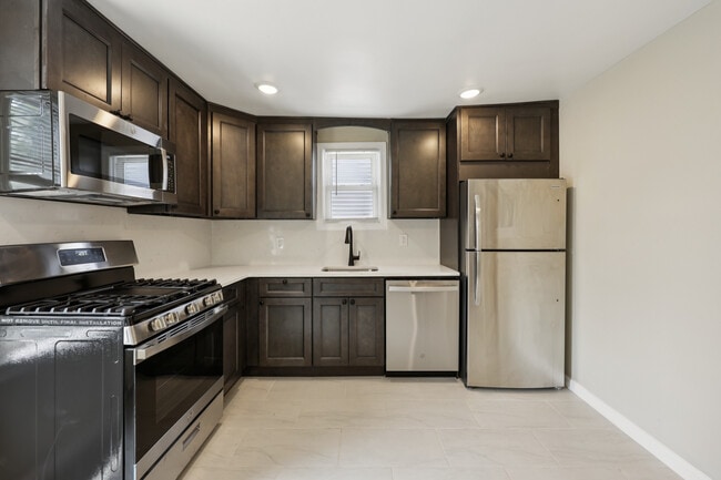 Building Photo - 325 7th St
