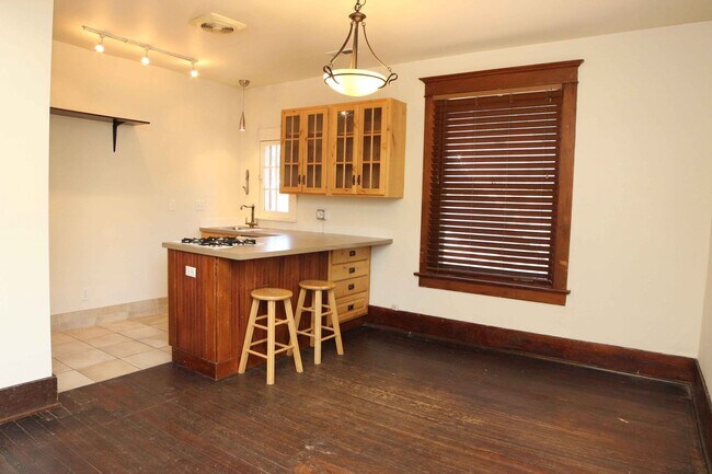 Building Photo - 637 Mathews St