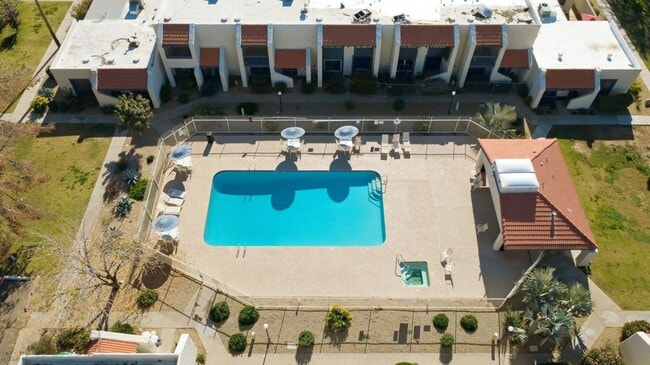 Building Photo - Beautiful 3-Bedroom Townhome in Northern Manor West