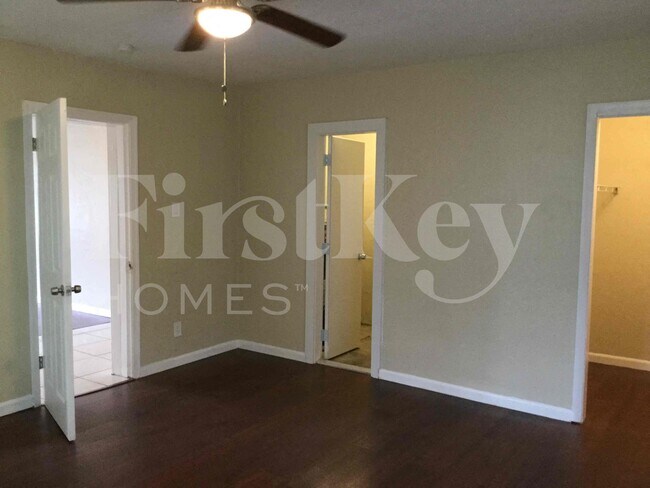 Building Photo - 1121 NW 23rd Terrace