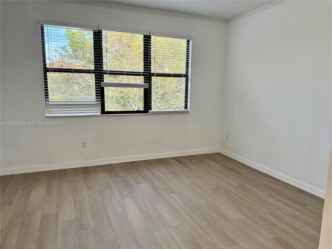 Building Photo - 673 NE 191st St