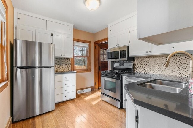 Building Photo - 2300 NE McKinley St