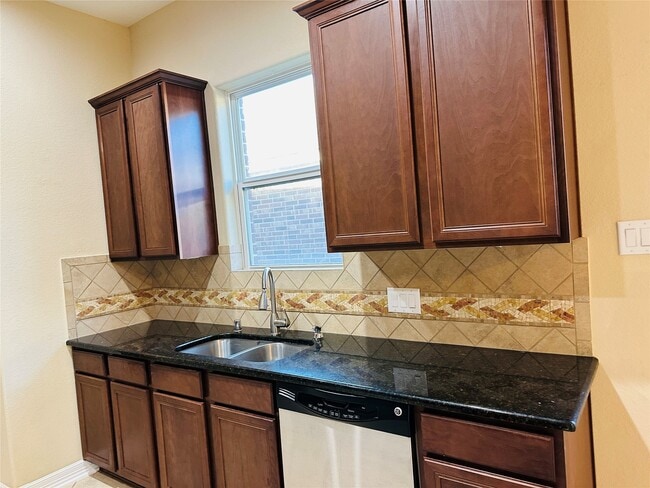 Building Photo - 21927 Field Green Dr