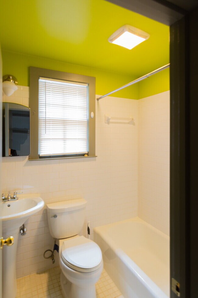 Building Photo - Inviting Stone Home for Rent – Walking Dis...