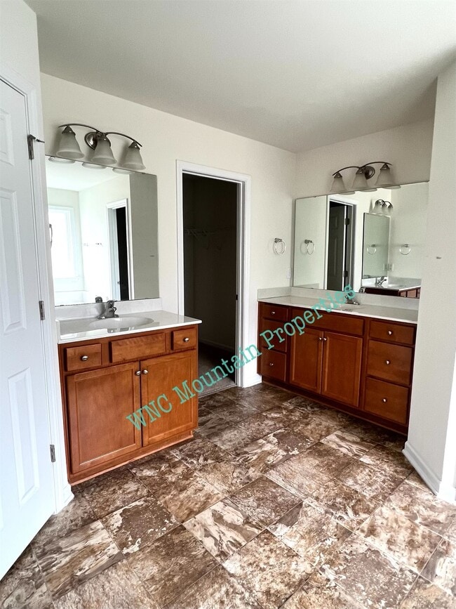 Building Photo - 224 E Hiawassee Rd