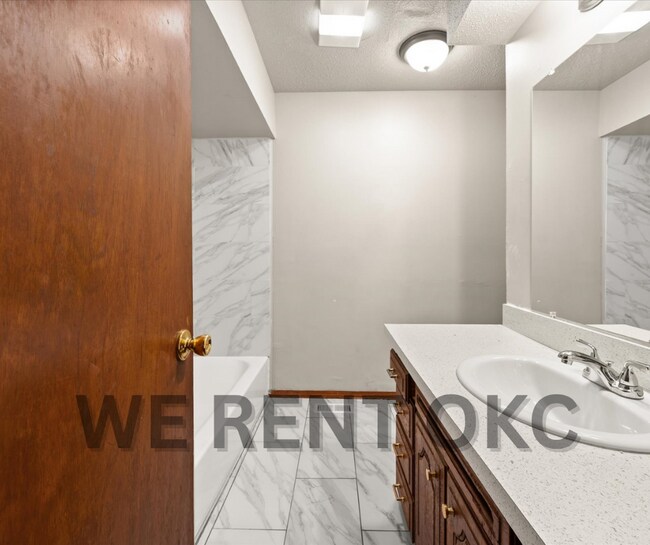 Building Photo - 3016 Shadybrook Dr