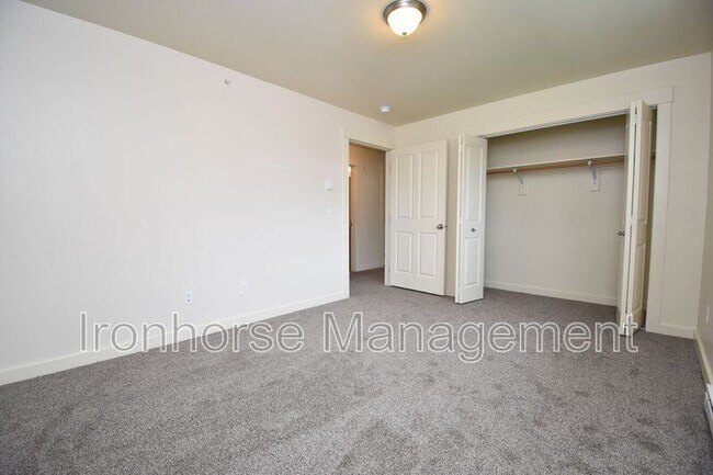 Building Photo - 807 W Villard St